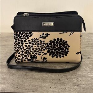 Miche Small Purse comes with 2 new extra shells.